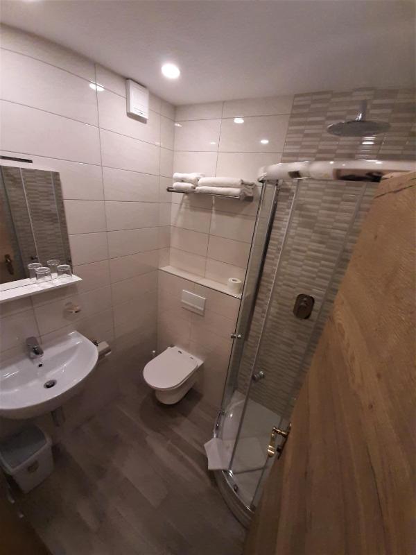 Economy Double or Twin Room - Basement image 4