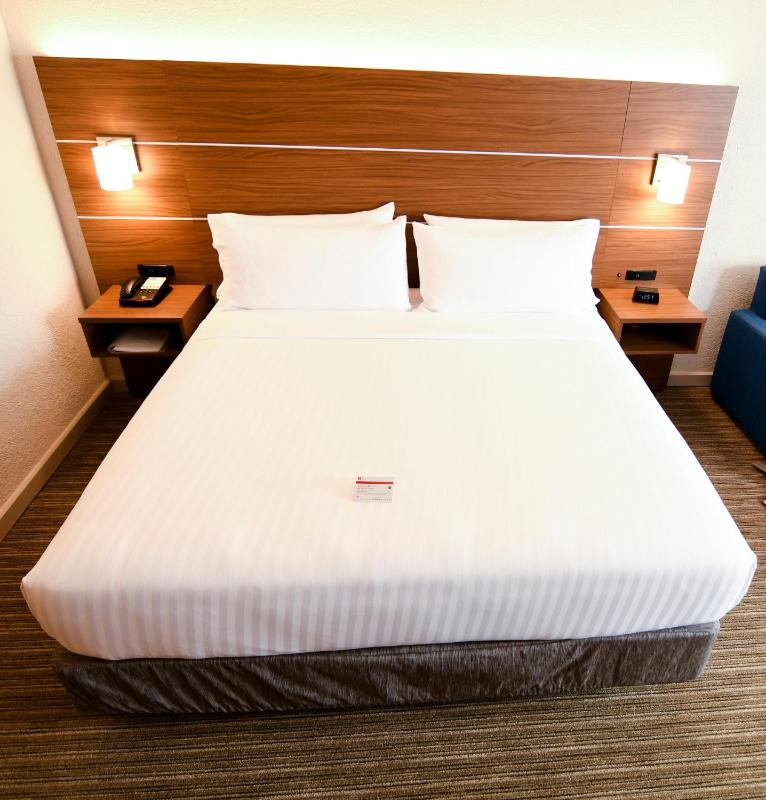 Standard King Room image 2