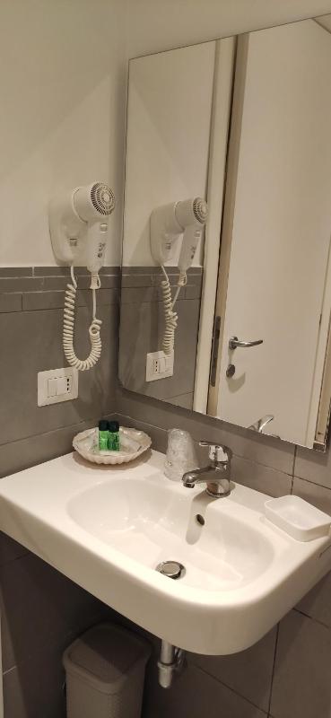 Deluxe Double or Twin Room image 4