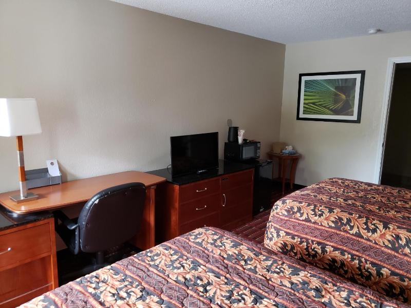 Queen Room with Two Queen Beds - Smoking image 2