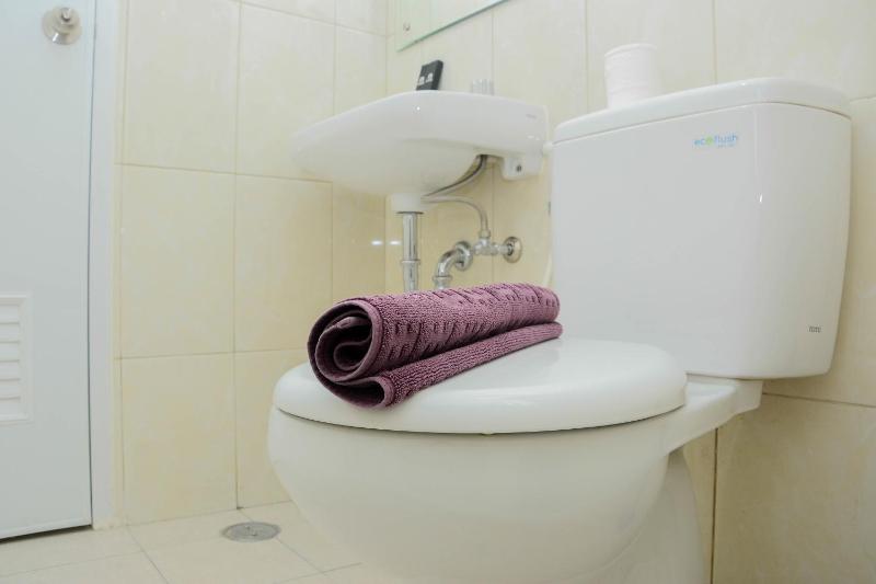 Cozy 2BR at Springlake Summarecon Bekasi Apartment By Travelio - image 8