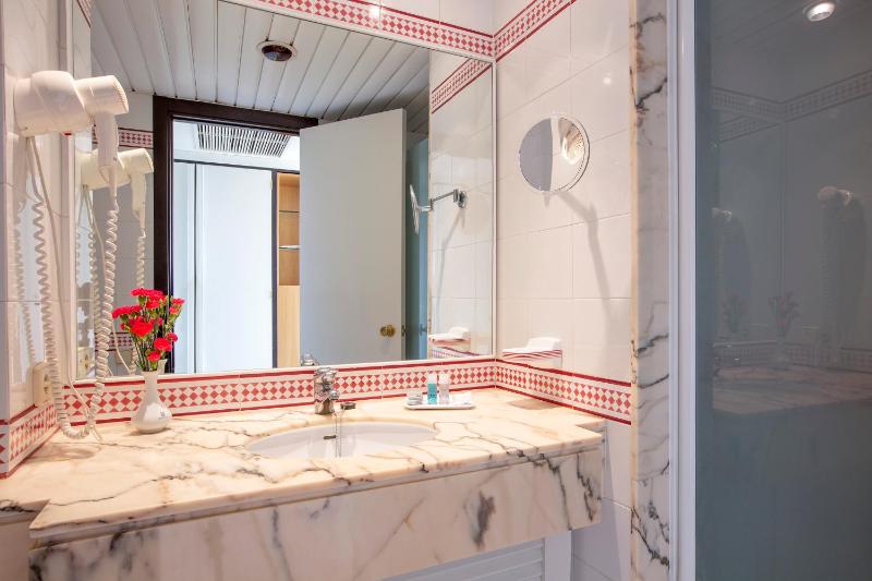Double Room with Balcony and Pool View image 2