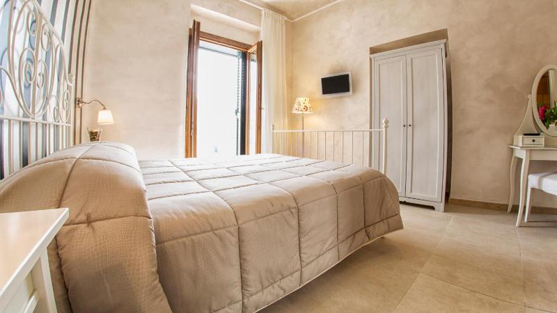 Standard Double Room image 4