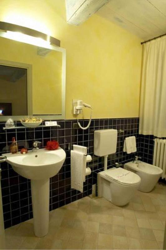 Double or Twin Room image 2