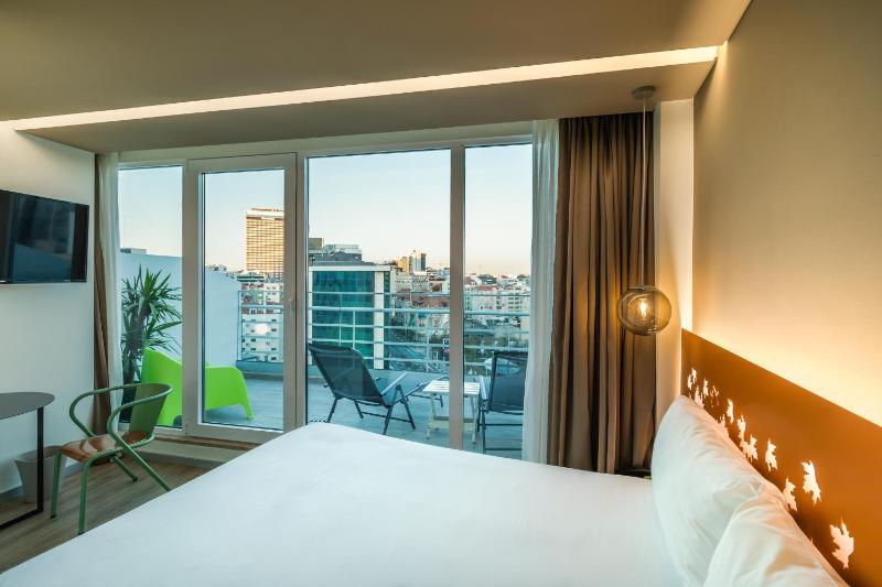 Superior Double Room with Balcony image 2