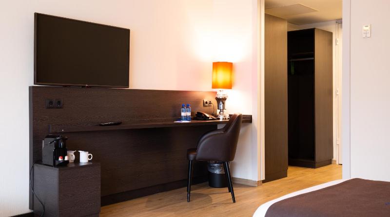 Deluxe King Room image 2