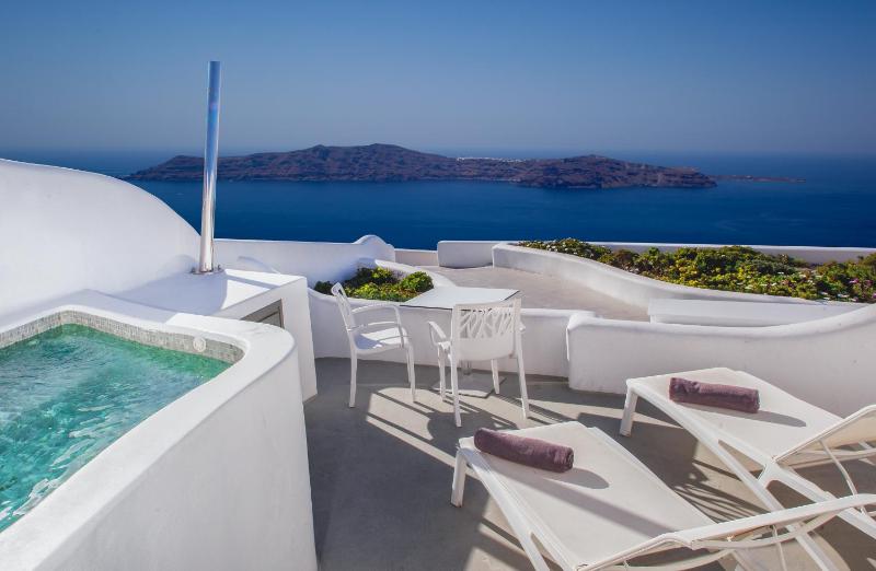 Junior Suite with Outdoor Hot Tub and Caldera View image 1
