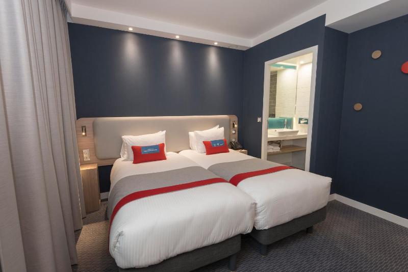 Standard Twin Room with Free Breakfast image 2