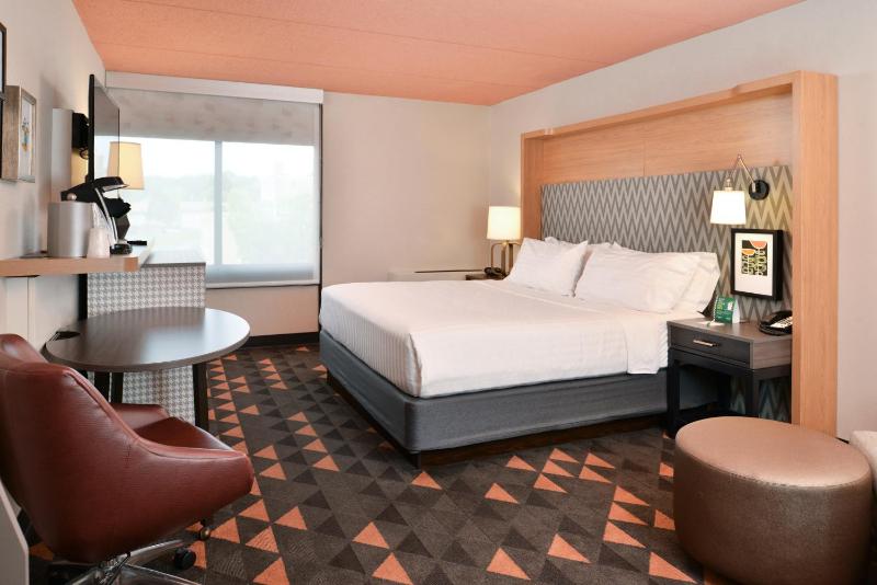 Queen Room - Disability Access image 2