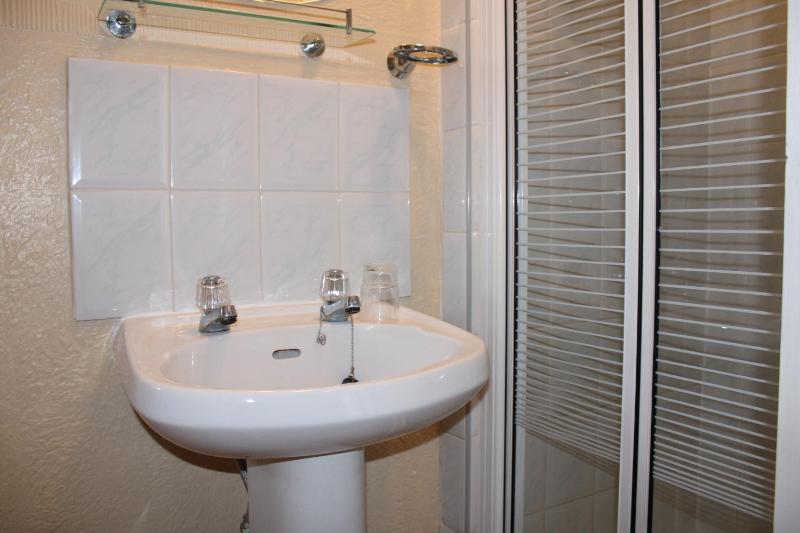 Twin Room - First Floor image 4