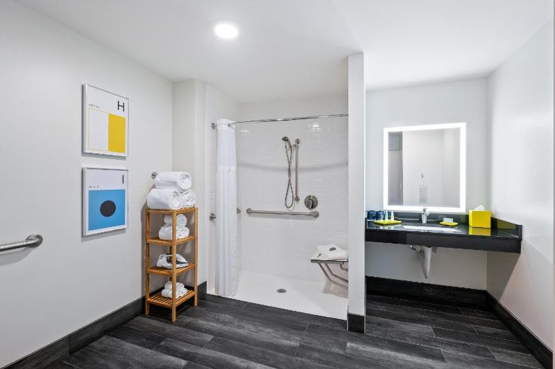 Standard Queen Room with Two Queen Beds and Roll-In Shower - Mobility Access image 1