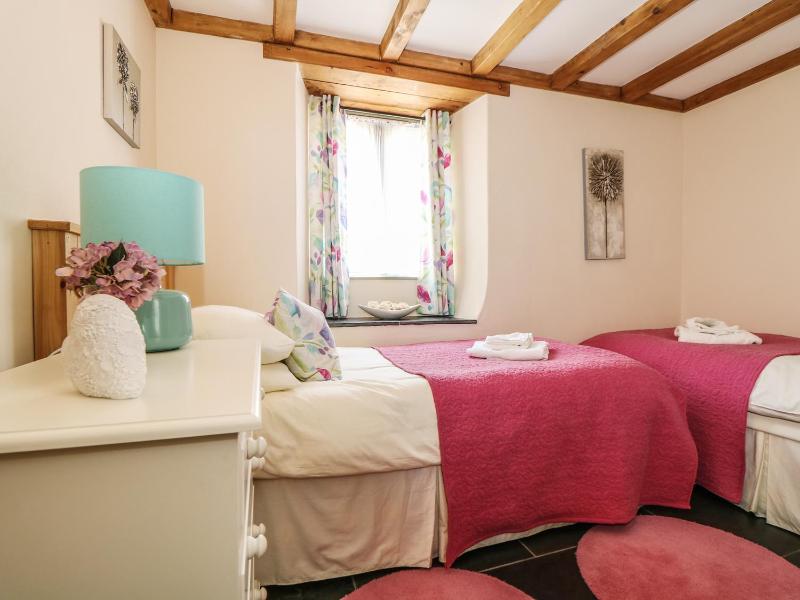 Oak Cottage - image 16