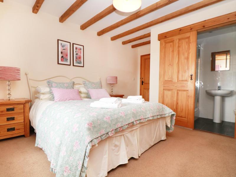 Hawthorn Cottage - image 25