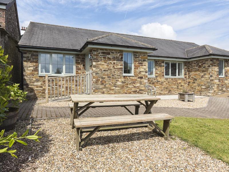 1 Coachman's Cottage Hillfield Village - image 14