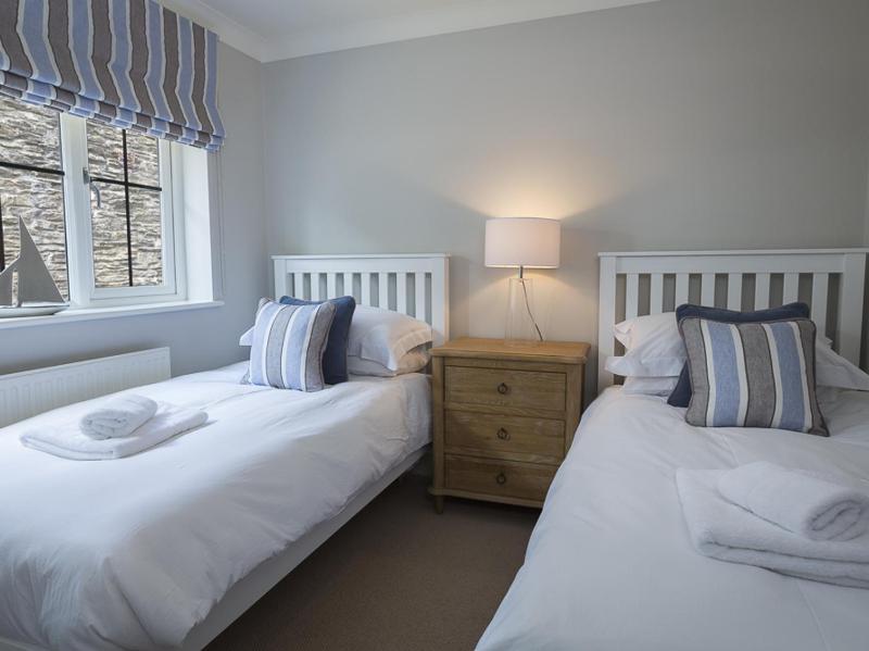 1 Coachman's Cottage Hillfield Village - image 13