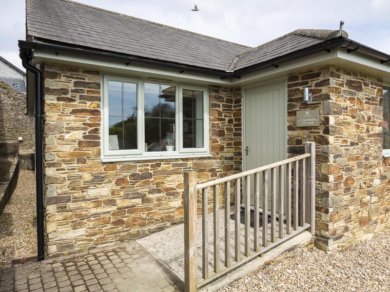 1 Coachman's Cottage Hillfield Village - image 1
