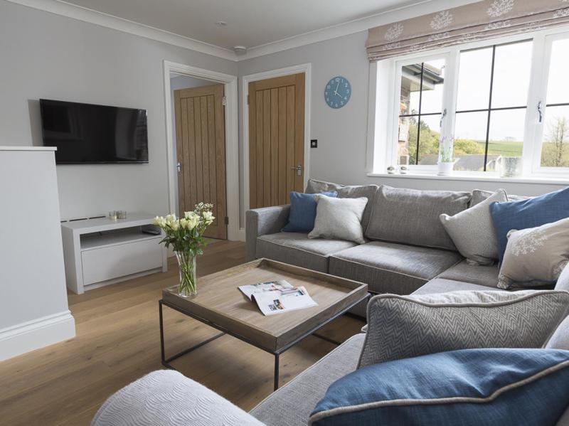 1 Coachman's Cottage Hillfield Village - image 6