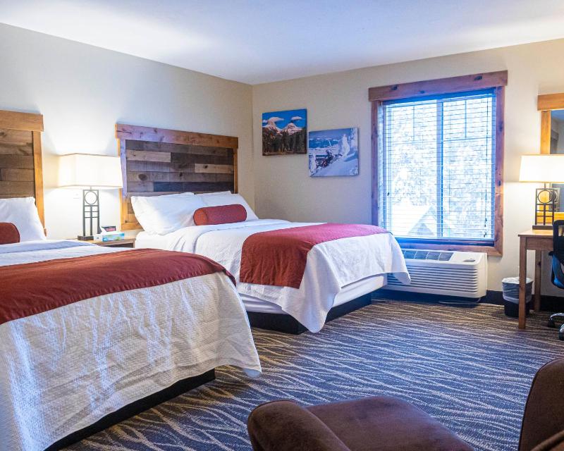 Deluxe Double Room with Two Queen Beds image 3