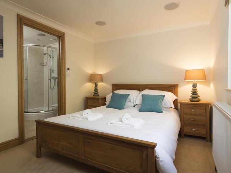 Court Lodge Hillfield Village - image 2