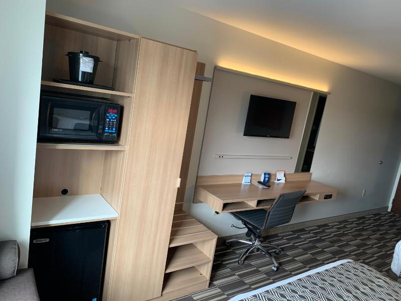 Queen Room with Two Queen Beds - Non-Smoking image 4