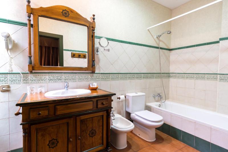 Superior Twin Room with City View image 3