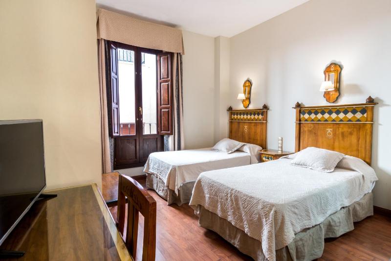 Economy Twin Room image 3