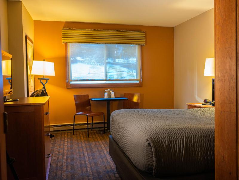 Standard Queen Room image 4