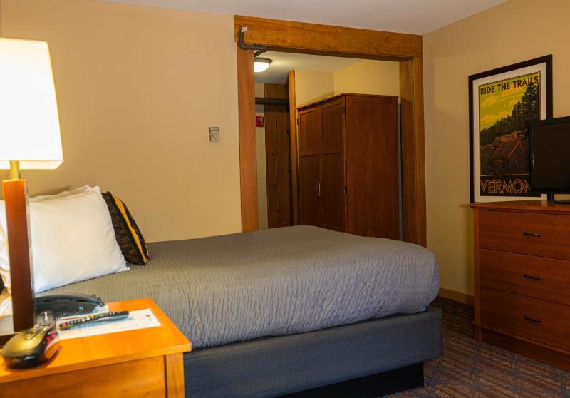 Standard Queen Room image 2