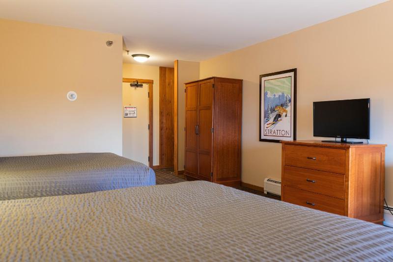 Deluxe Queen Room with Two Queen Beds image 4