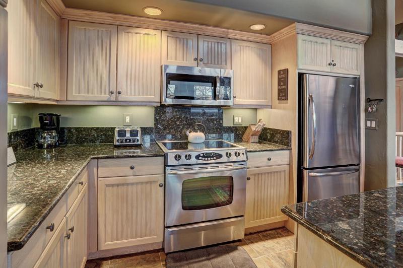 Mountain Luxury Townhome-Ski in out & Wood Burning Fireplace - image 24