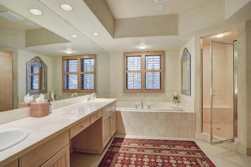 Mountain Luxury Townhome-Ski in out & Wood Burning Fireplace - image 26