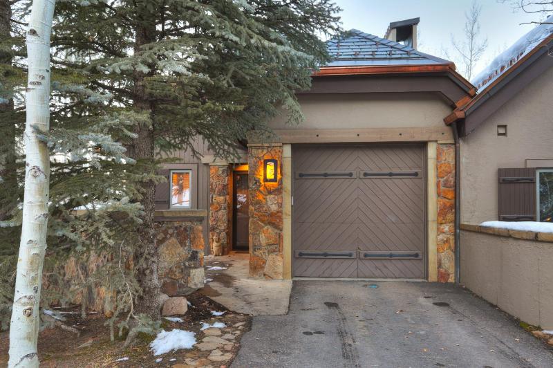 Mountain Luxury Townhome-Ski in out & Wood Burning Fireplace - image 21