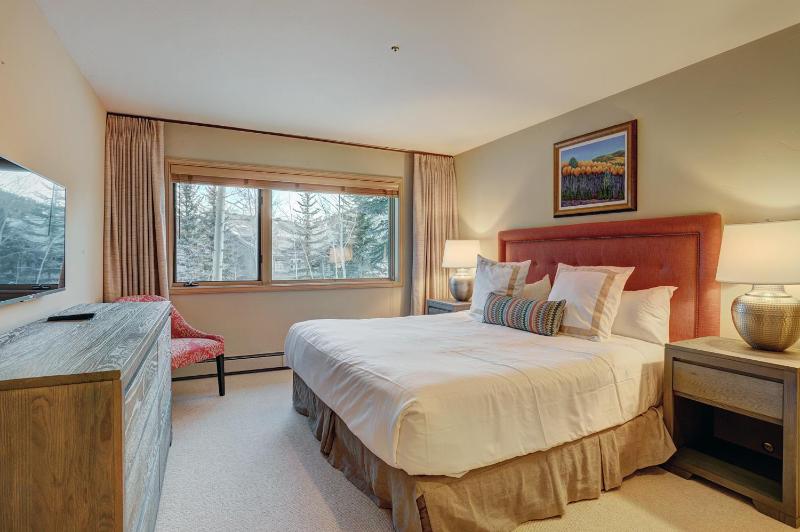 Mountain Luxury Townhome-Ski in out & Wood Burning Fireplace - image 13
