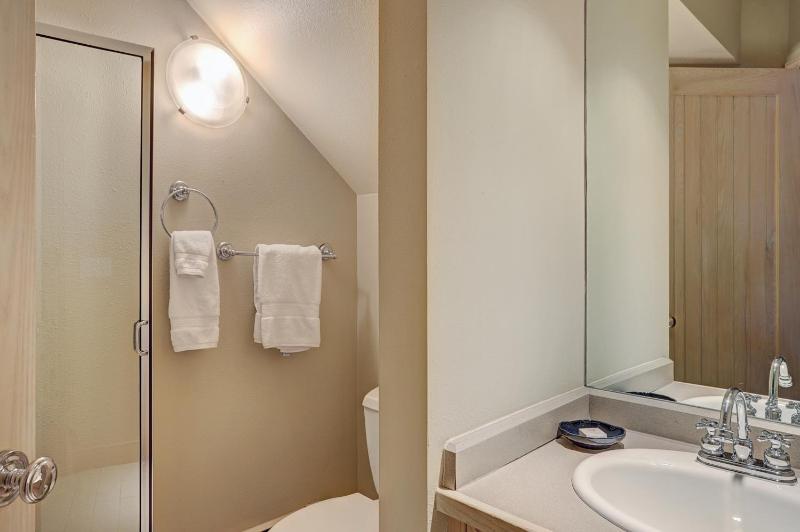 Mountain Luxury Townhome-Ski in out & Wood Burning Fireplace - image 16
