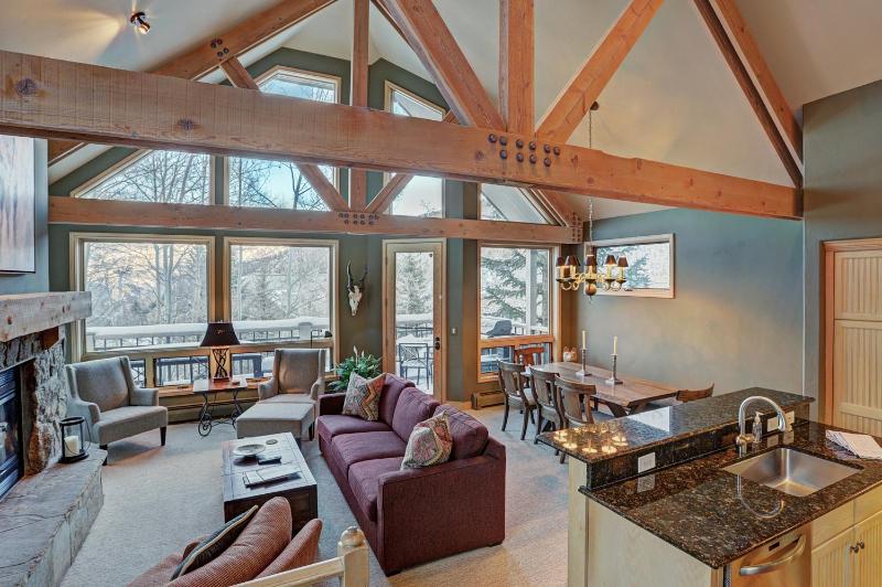 Mountain Luxury Townhome-Ski in out & Wood Burning Fireplace - image 1