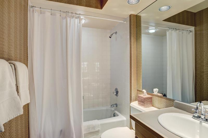 Mountain Luxury Townhome-Ski in out & Wood Burning Fireplace - image 27