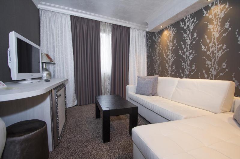 Deluxe One-Bedroom Suite image 2