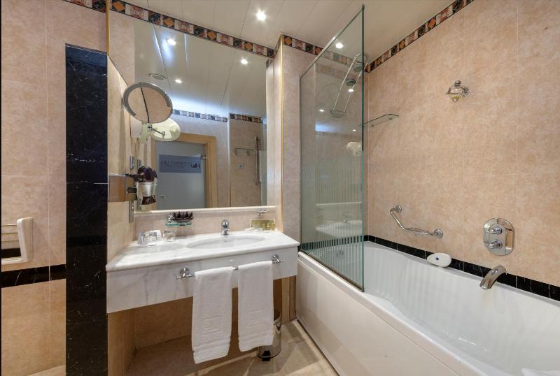 Superior King or Twin Room image 1
