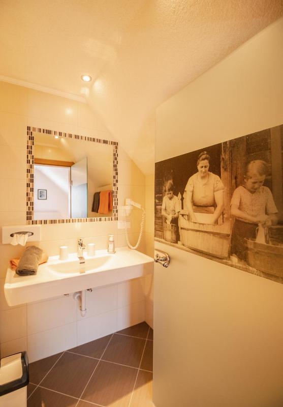 One-Bedroom Apartment image 3