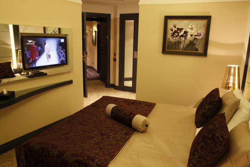 Deluxe Family Room image 1