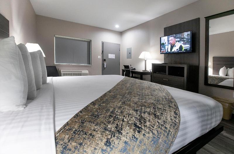 Standard King Room image 3