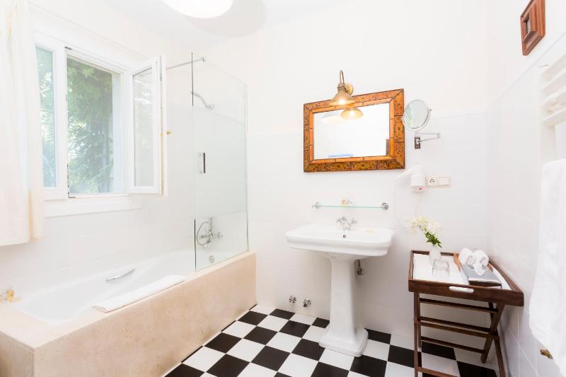 Superior Double Room image 4