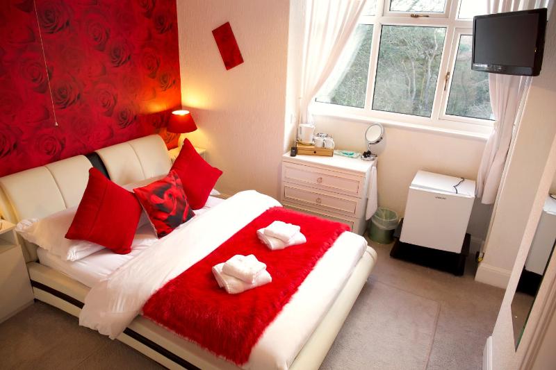 Standard Double Room image 3