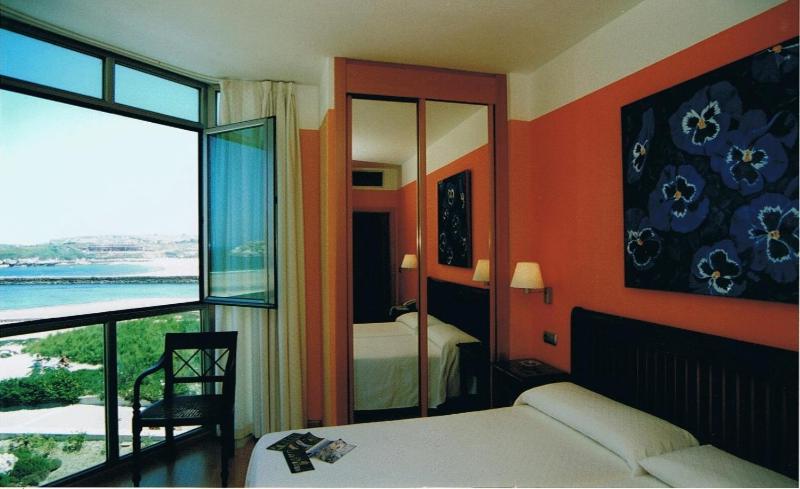 Standard Twin Room with Sea View image 1