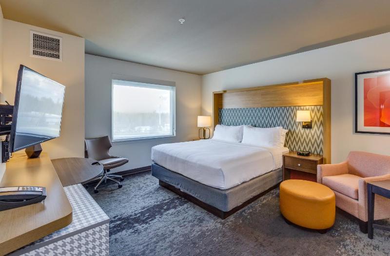 Standard King Room image 2