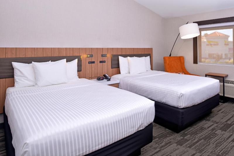 Queen Room with Two Queen Beds - Non-Smoking image 1
