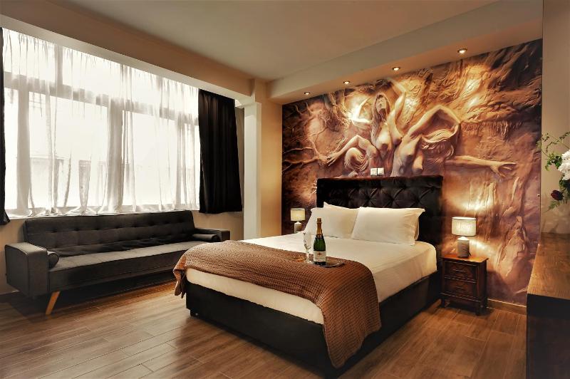 Superior King Room image 3