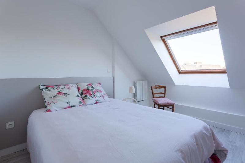 One-Bedroom Apartment image 4