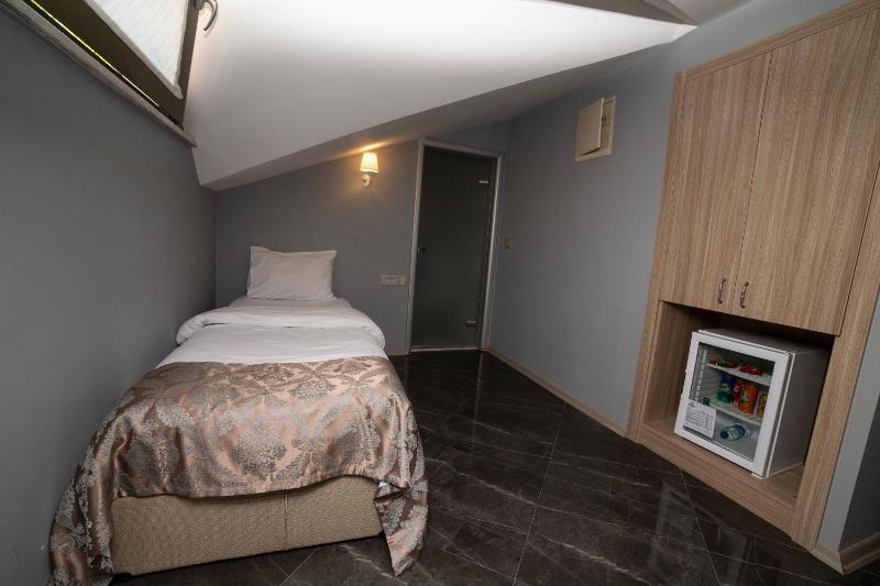 Standard Family Room image 3