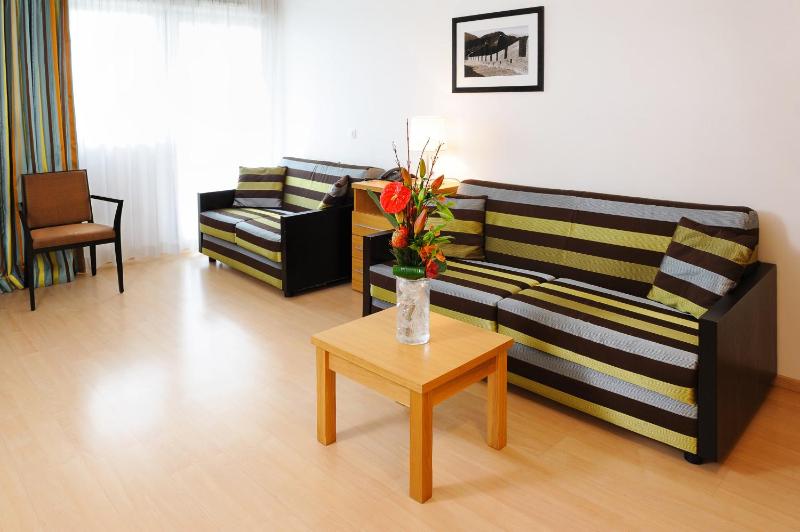 One-Bedroom Apartment 2 Adults + 3 Children image 3